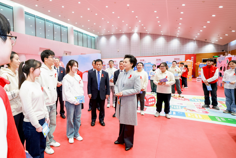 彭丽媛教授同参加校园防艾宣传活动的大学生亲切交流1.jpg