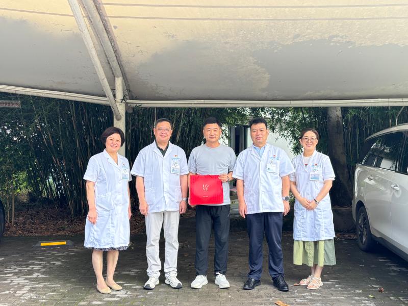 致敬荣光 奋楫笃行| 中心党委开展“八一”慰问活动